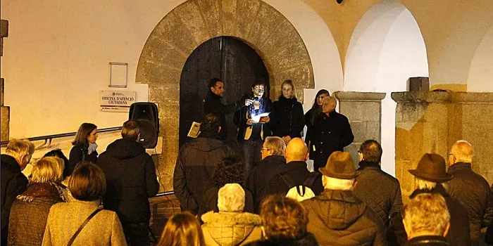 Una quarantena d'arenyencs es concentren per donar suport a Francesc Homs