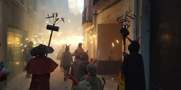 Els Diables Petits d’Altafulla tanquen la temporada amb el correfoc de ‘La Petita’ pels carrers de la Vila Closa