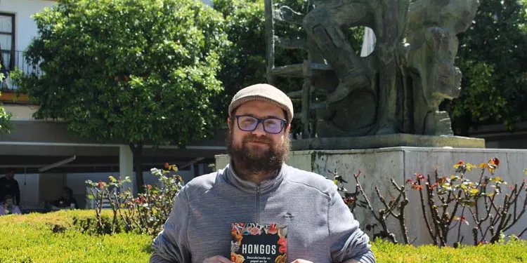 Eduardo Bazo nos presenta en COPE Utrera (98.1FM) su nuevo libro: «Hongos»