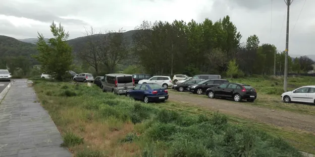 El ple de la Seu acorda condicionar un espai d'aparcament prop de l'Escola Albert Vives i regular el trànsit en l'accés al centre