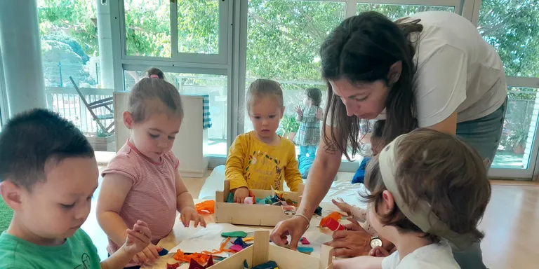 L’artista Courtandshout crea un collage amb els infants de la llar d’infants Maria Dolors Medina
