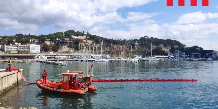 El port d’Arenys de Mar acull un simulacre d’incendi en una embarcació d’esbarjo