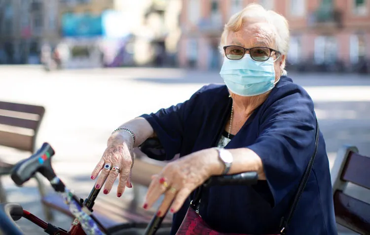 Utrera vive sus primeros días sin mascarillas en la calle
