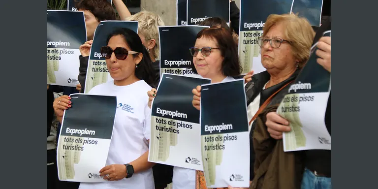 Impulsen una campanya per revocar les llicències de pisos turístics a Barcelona