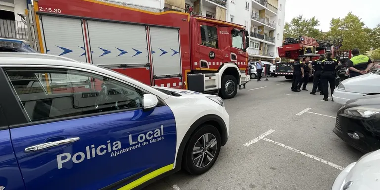 14 unitats de Bombers, Mossos d'Esquadra i el SEM intervenen en un foc a un pis de Blanes que acaba sense víctimes