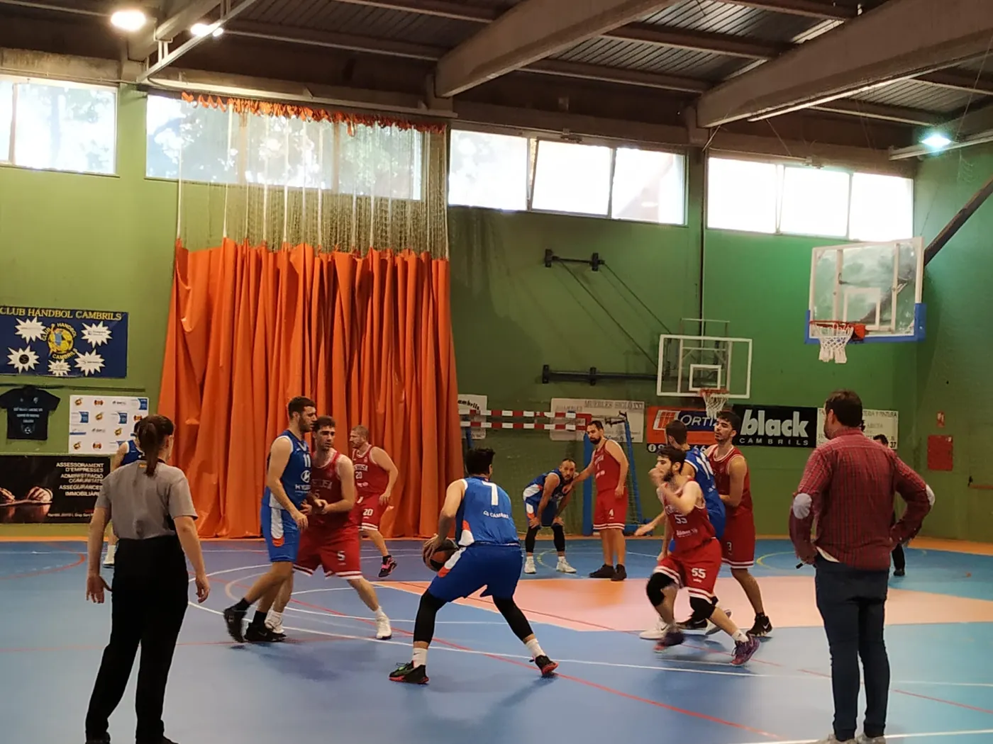 El Club Bàsquet Cambrils masculí continua la bona ratxa imposant-se al Reus Deportiu