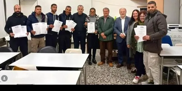 L’alumnat del Servei d’Acollida rep els certificats dels cursos impartits a l’Escola d’Adults Municipal de Roda de Berà