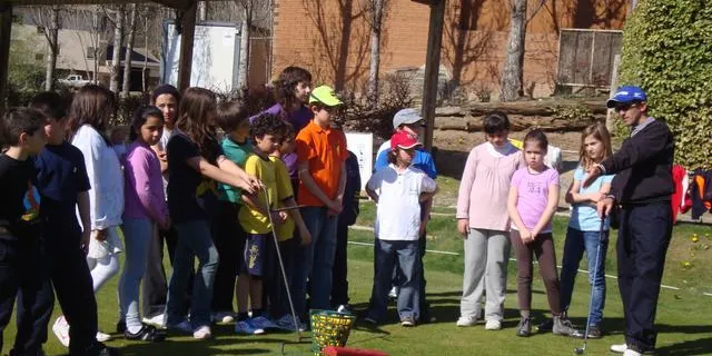Més de 100 escolars de l'Alt Urgell aprenen a jugar a golf