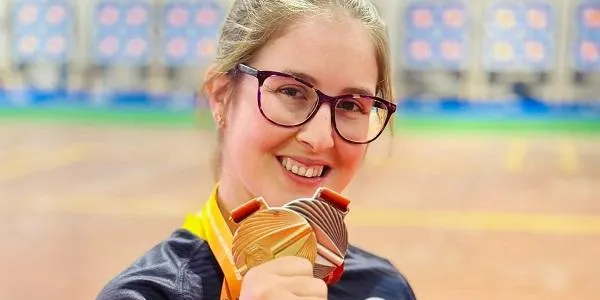 Maria Pitarch es proclama campiona per equips mixts d’arc compost en el Campionat d’Espanya de 3D en Sala