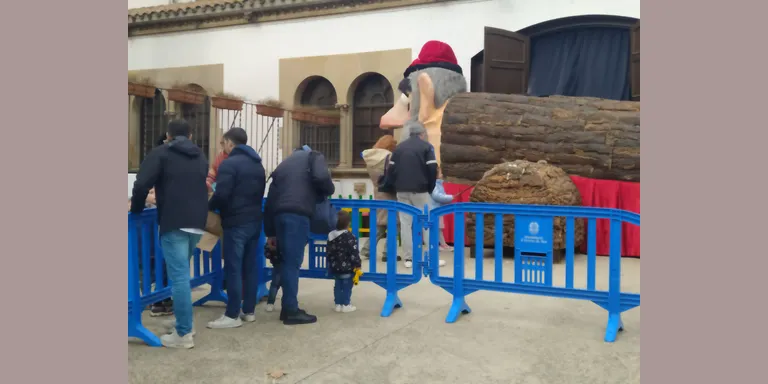 La canalla d'Arenys de Mar continua picant el Tió de Nadal