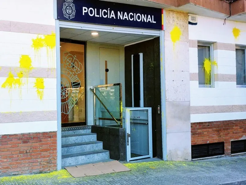 Actes vandàlics a la fatxada de la Policia Nacional de Rubí