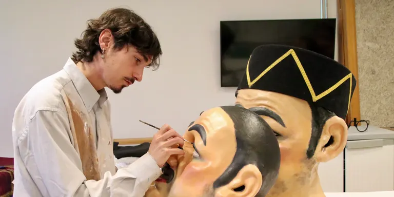 L'escultor solsoní Pau Reig combina tradició i innovació tecnològica per crear figures noves a la comparsa dels Nans Nous de la Patum Infantil