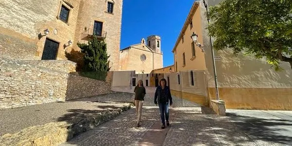 Enllestit el mural que cobreix la tanca de la plaça de l'Església
