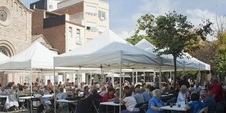 Una paella popular posa el punt final a la Setmana de la gent Gran