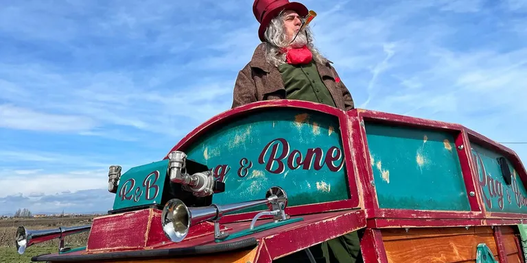 La companyia Xip Xap obre el ‘Cambrileja l’estiu’ amb l’espectacle ‘Rag & Bone drapaire' pels carrers del Port