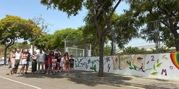 L’Escola El Roquissar inaugura un nou mural perimetral que reforça el sentiment de pertinença al centre i convida a entrar-hi