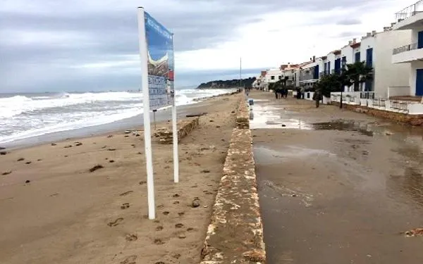 La Brigada Municipal posa en marxa les tasques de neteja a la platja d’Altafulla