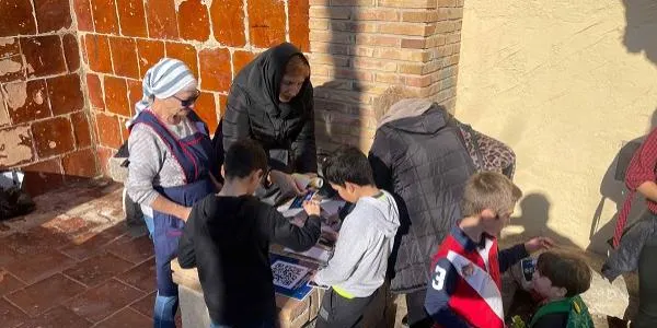 Els infants de Roda de Berà lliuren les seves cartes al Patge Reial després de buscar-lo a través d'un joc