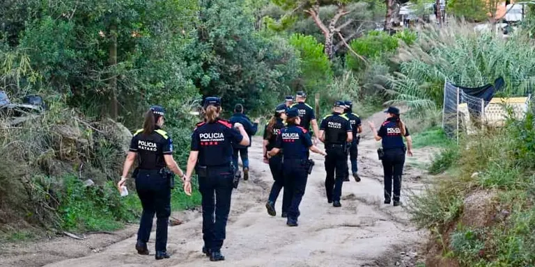 En marxa un macrodispositiu per desallotjar més d’un centenar de persones d’un càmping il·legal de Mataró
