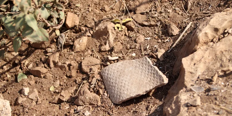 Veïns del Turó de la Rovira denuncien que les obres del tancat de les bateries ha deixat amiant al descobert