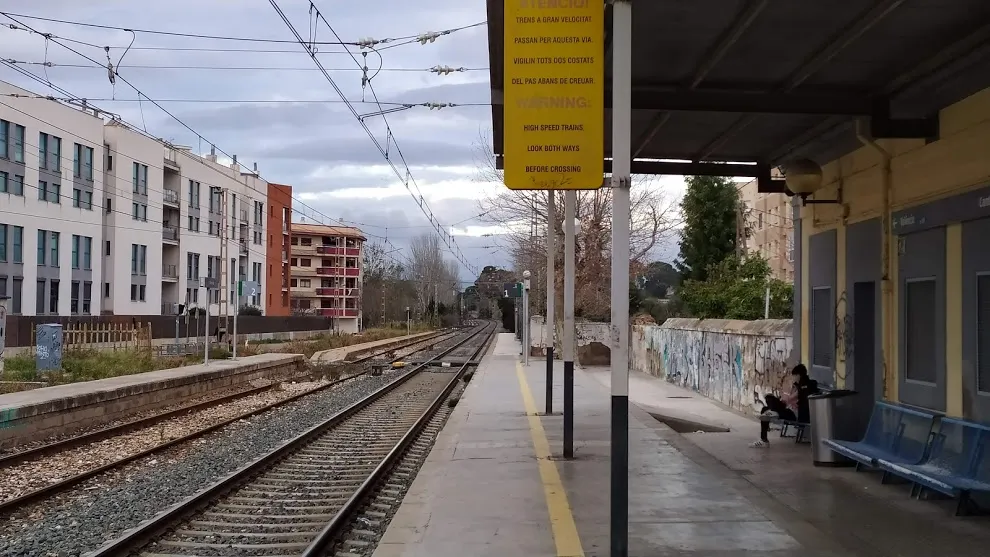 Cambrils habilita un pas provisional de vianants per creuar la via del tren al costat de l’antiga estació  