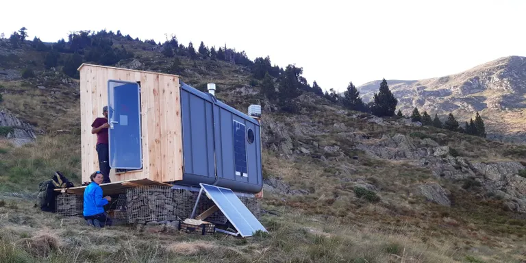 Instal·lada una nova cabana autosuficient per a la vigilància de ramats en la zona de presència de l'os bru