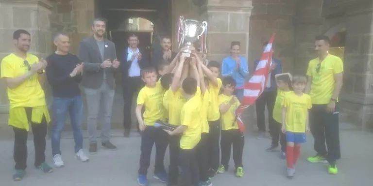 El prebenjamí A de l'Escola Gerard Gatell celebra el campionat de grup