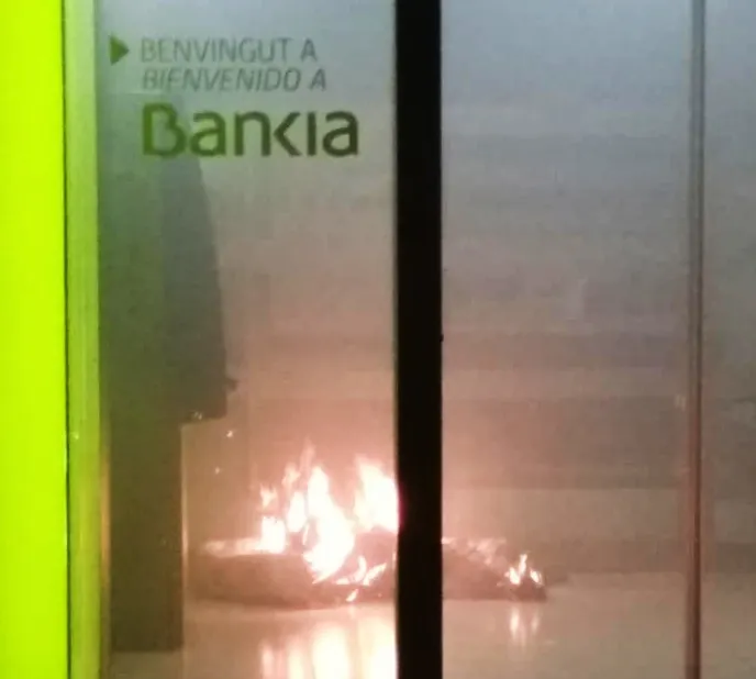 Identificat l'autor del foc a l'oficina de Bankia de Pineda