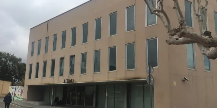 Arenys de Mar demana la retirada de la vigilància dels Mossos d’Esquadra davant dels Jutjats