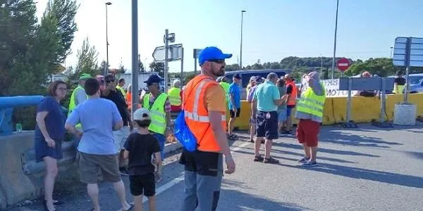 La rotonda d’accés a l’AP-7 des de la variant d’Altafulla i Torredembarra torna a reunir un centenar de persones