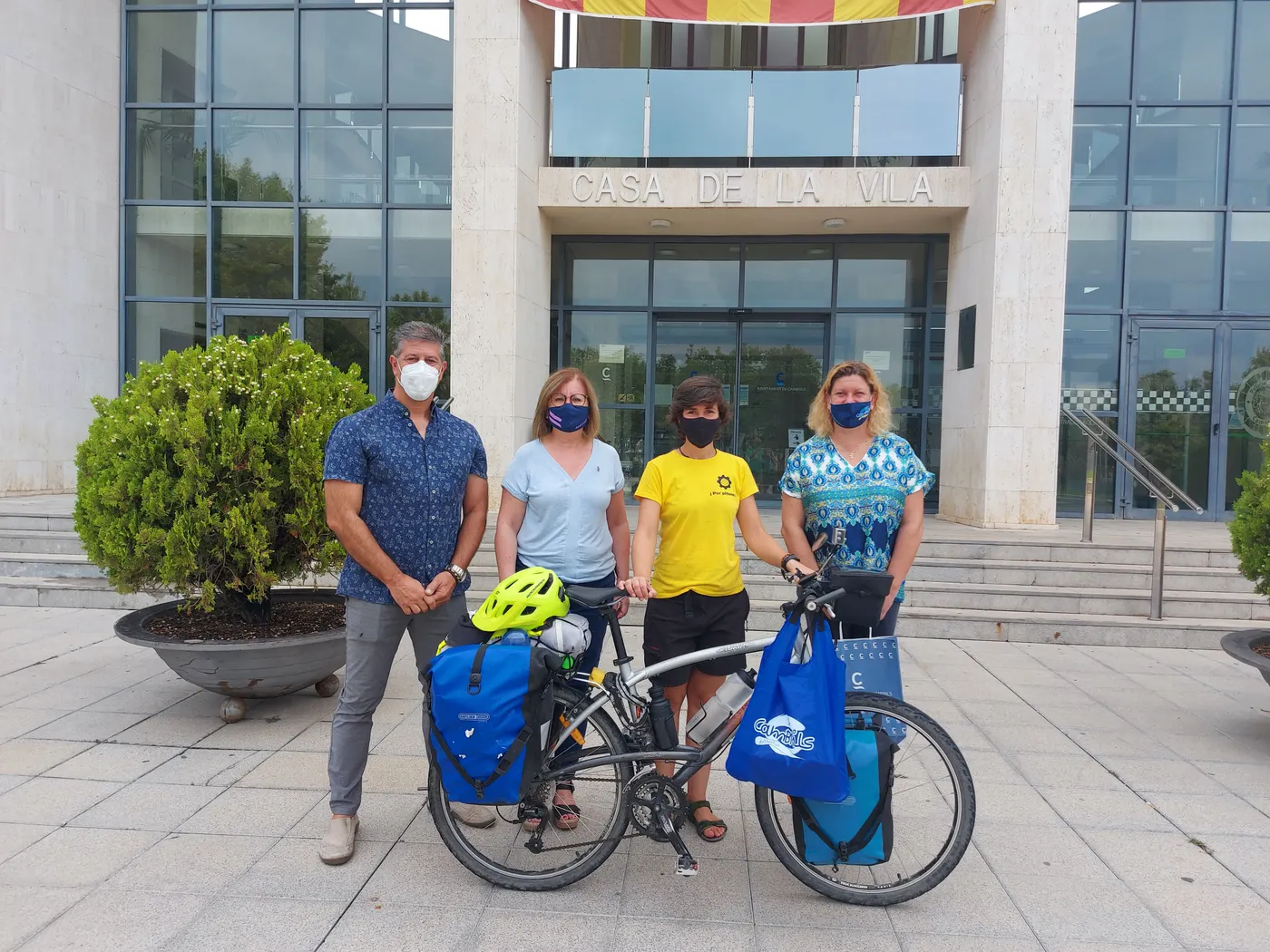 Marta Vázquez fa parada a Cambrils en el seu trajecte en bicicleta entre Andalusia i Istanbul