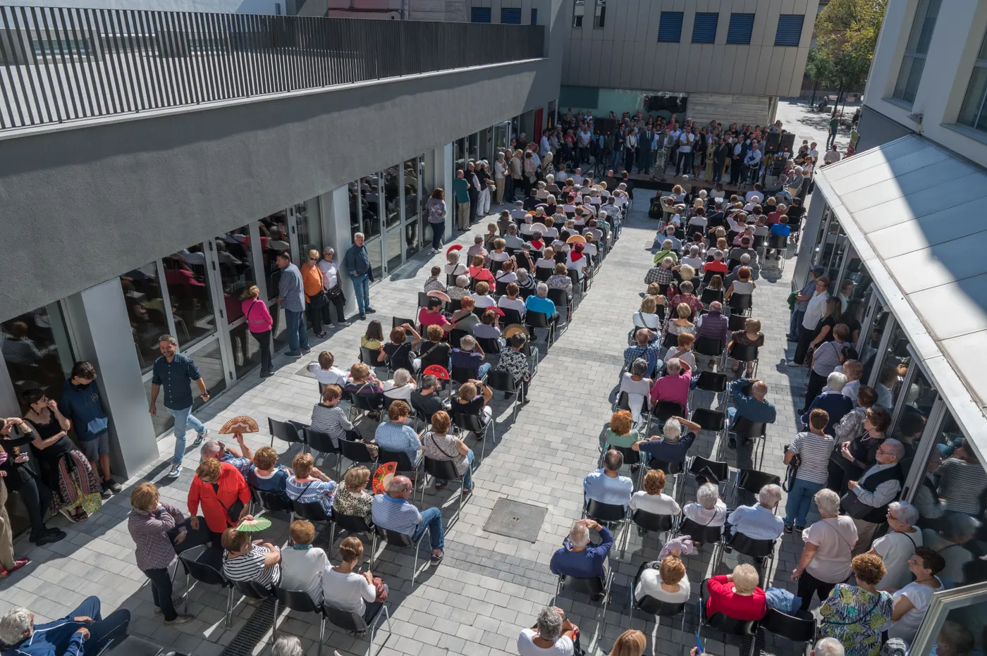 Unes 200 persones assisteixen a la inauguració de l’ampliació de les Cases dels Mestres