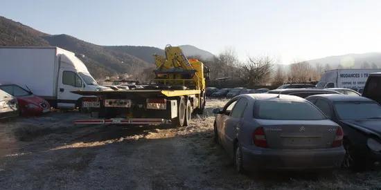 El departament de Justícia inicia el trasllat de vehicles al nou dipòsit judicial