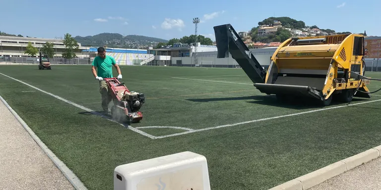 En marxa els treballs de substitució de la gespa artificial del camp de futbol