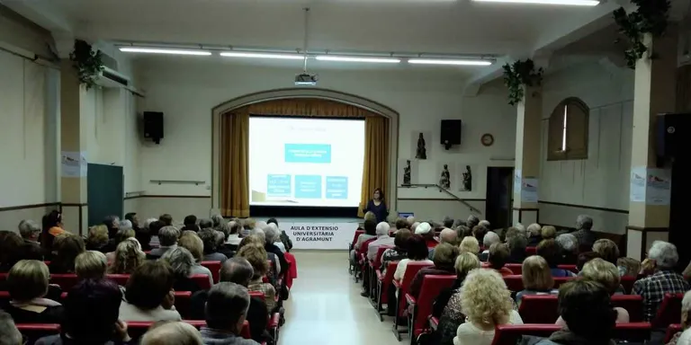 Maria Macià, a l'Aula d'Extensió Universitària d'Agramunt