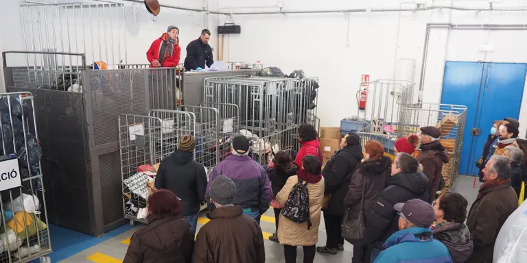 Una setantena de persones participen a les visites guiades per conèixer el reciclatge de roba a l'Alt Urgell