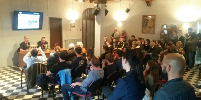Una setantena de persones va acudir ahir a al presentació de la Synera Cervesa