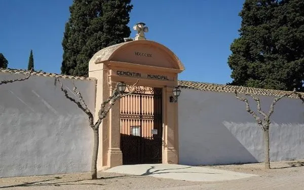 Torredembarra suspèn el ple extraordinari per debatre el reglament del cementiri