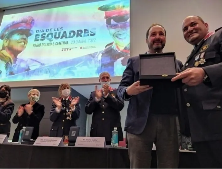 Els Mossos d'Esquadra lliuren una placa commemorativa a l'Ajuntament de Riner