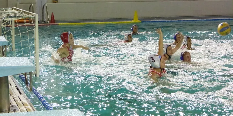 El waterpolo rubinenc viu les dues vessants de l’esport