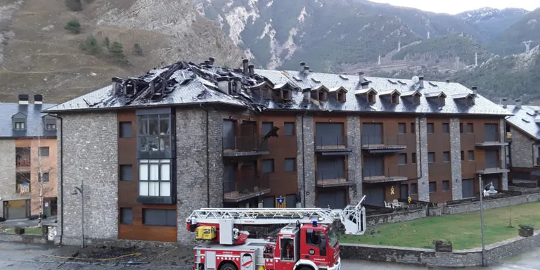 Un incendi crema la sotateulada i part de la coberta d'un edifici d'apartaments de Llavorsí