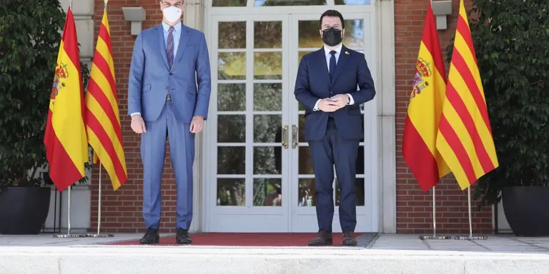 Aragonès i Sánchez acorden reactivar la taula de diàleg de governs la tercera setmana de setembre a Barcelona