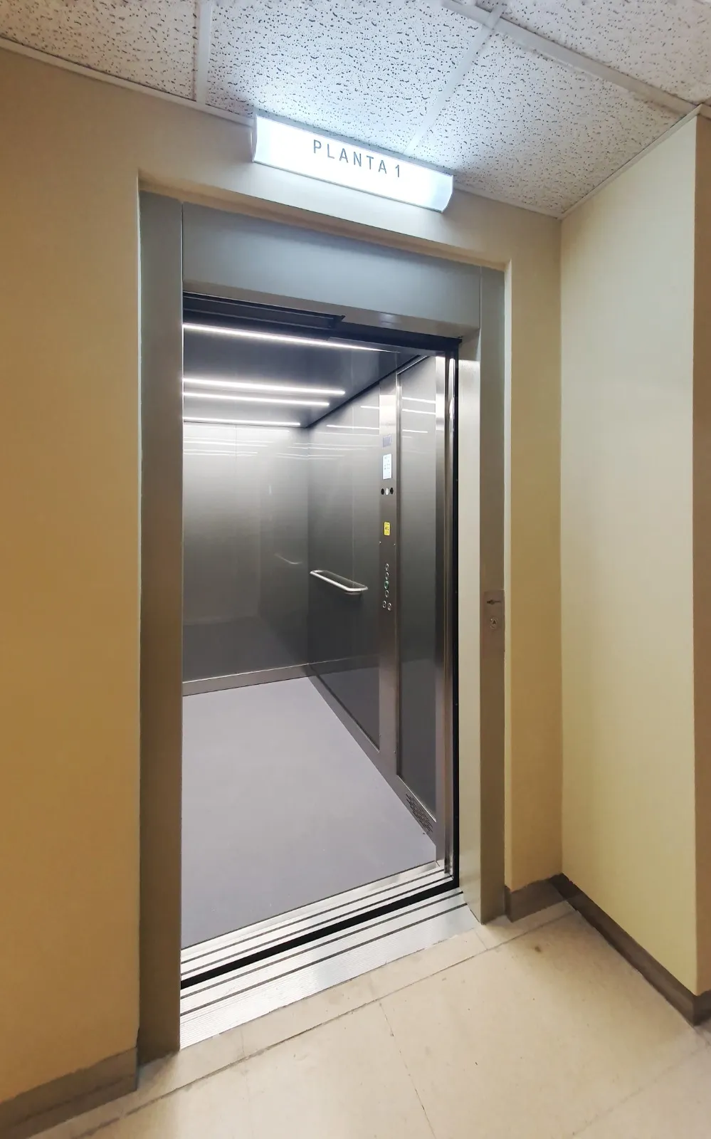 En funcionament el nou ascensor del Centre Sanitari per millorar l’accessibilitat i preservar la intimitat dels pacients