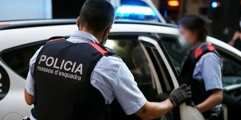 Onze joves, denunciats per tinença de drogues o armes blanques en un dispositiu conjunt de Mossos i Policia Local a Caldes