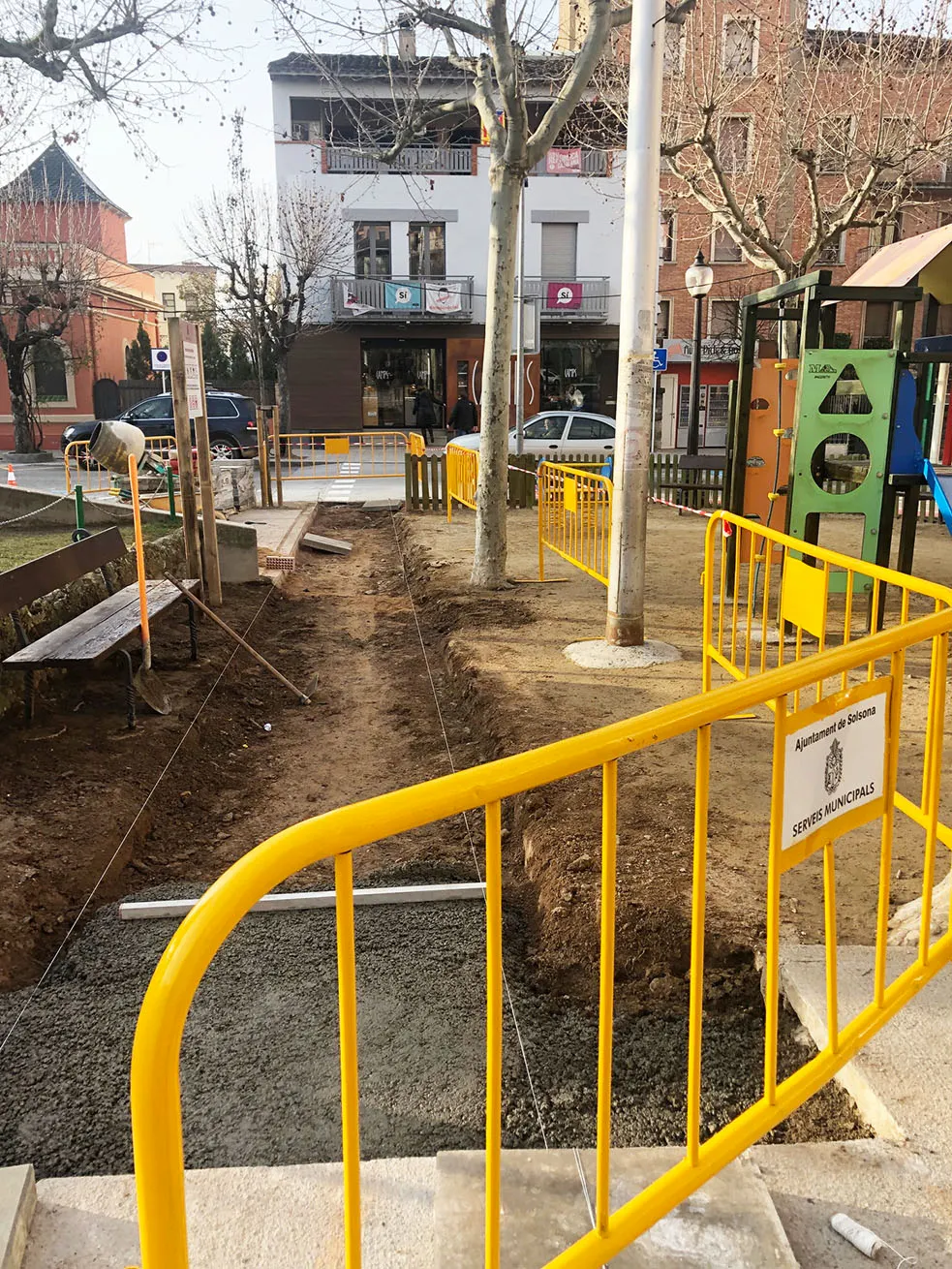 La brigada municipal suprimeix barreres arquitectòniques a la plaça del Camp