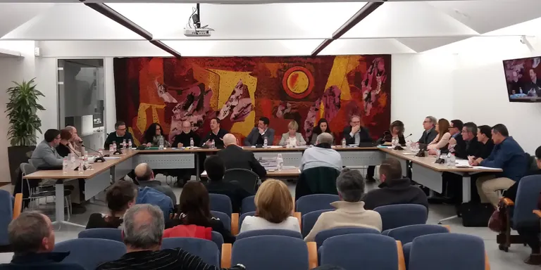 El ple de Pineda aprova un conveni urbanístic per enderrocar un edifici a primera línia de mar a Poblenou