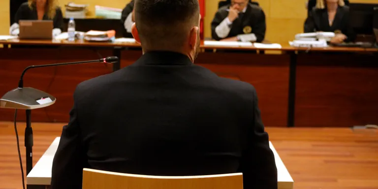Jutgen un acusat que s'enfronta a 15 anys de presó per humiliar, amenaçar i agredir sexualment la parella a Lloret