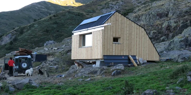 Finalitzada la construcció de la cabana de pastor del Salau, a la muntanya de Bonabé, dins del Parc Natural de l'Alt Pirineu