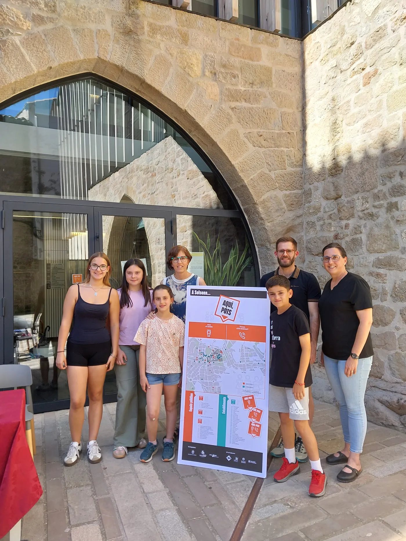 Infants i adolescents de Solsona impulsen una xarxa d’establiments i espais públics on acudir en casos d’urgència