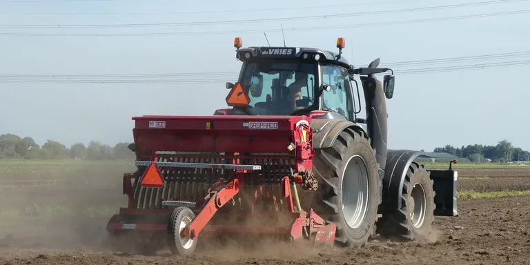 Els Mossos d'Esquadra detenen un home conduint el tractor que acabava de robar a Cambrils